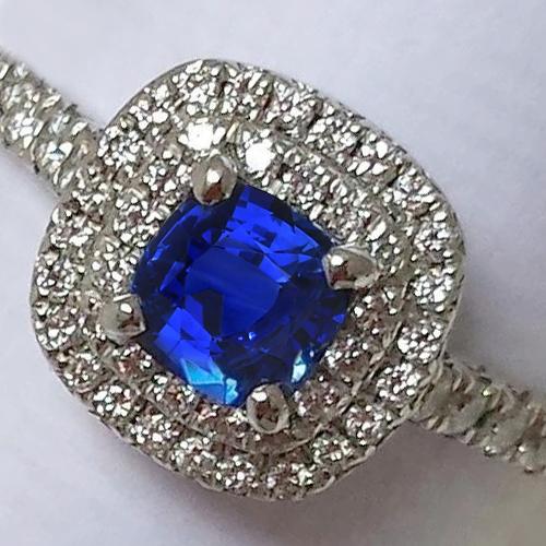 2 kt blauer kissen saphir und halo runder diamantring 14 karat weißgold