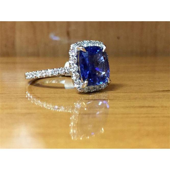 3 Karat Kissen Sri Lanka Ring mit blauem Saphir und Halo-Diamant