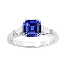 Asscher Saphir-Ring aus Gold mit drei Steinen 2.50 Karat Baguette-Diamanten