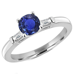 Baguette-Diamant- und runder blauer Saphirring mit drei Steinen 2.25 Karat