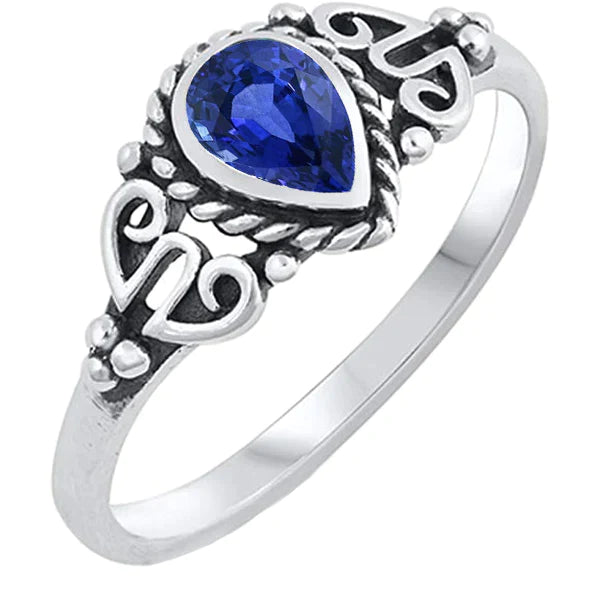 Ring Im Antiken Stil Mit Blauem Saphir