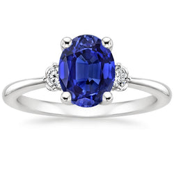 Ring mit drei Steinen Diamant & Oval Ceylon Saphir 3,50 Karat Weißgold