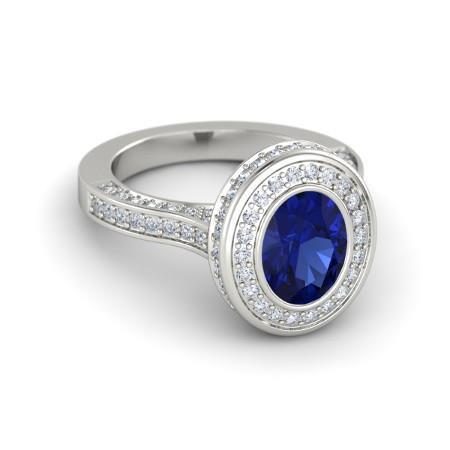 Ring mit Lünette. 3.40 Kt. Halo Ceylon. Saphir und Diamanten