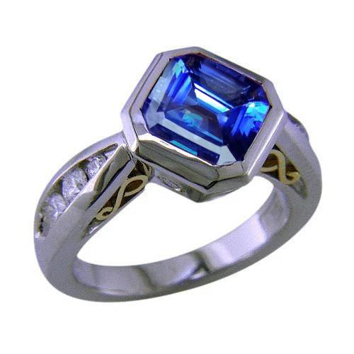 Zweifarbiger Gold-Smaragd-Tansanit-Diamant-Ring Lünette 3,75 Karat